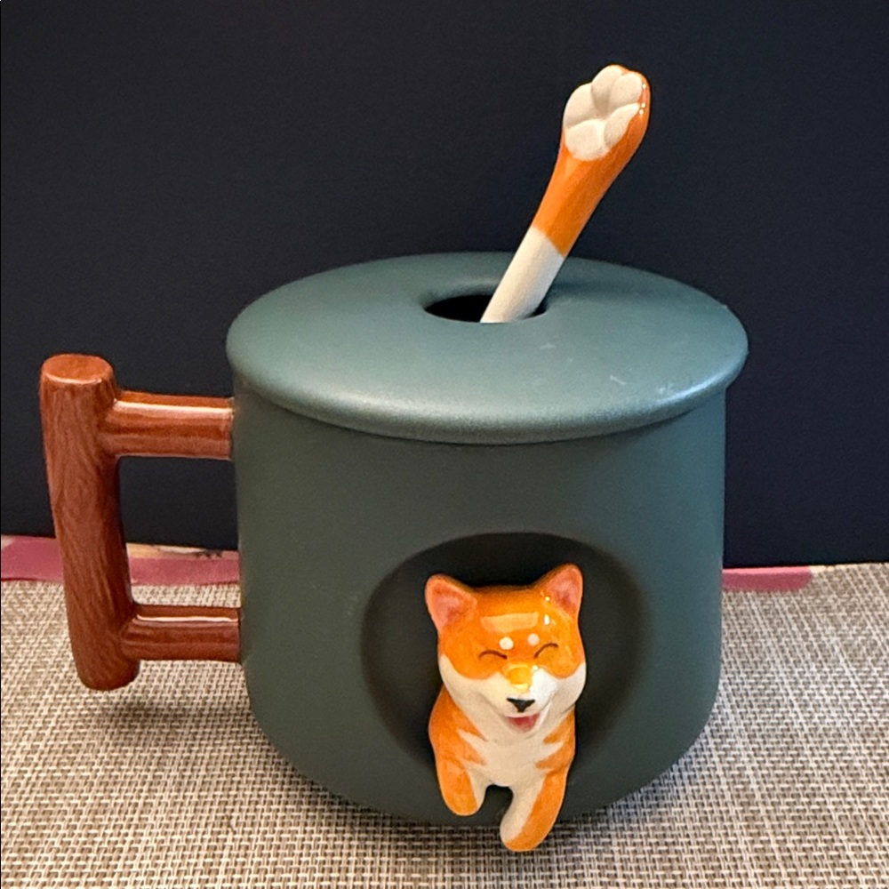 Ceramic coffee mug with a 3D Shiba Inu design, a lid, and a matching spoon